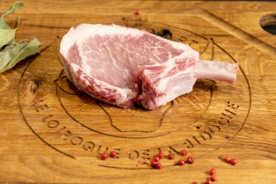 Côte carré - Porc Duroc Poids : environ 400g - Prix au kilo € TTC : 21 €/Kg - 1